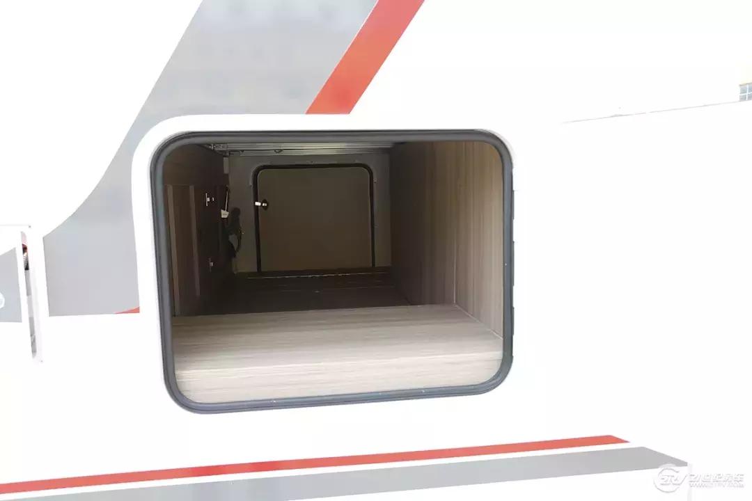 飞翔小额头自动挡房车,小额头依维柯房车c型房车