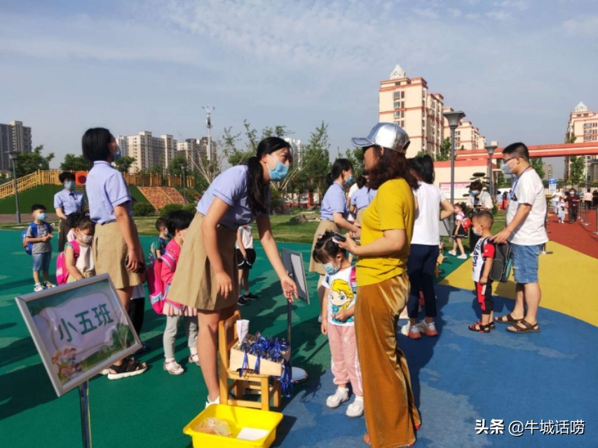 记者见到萌娃入园,萌娃归来幼儿园活动