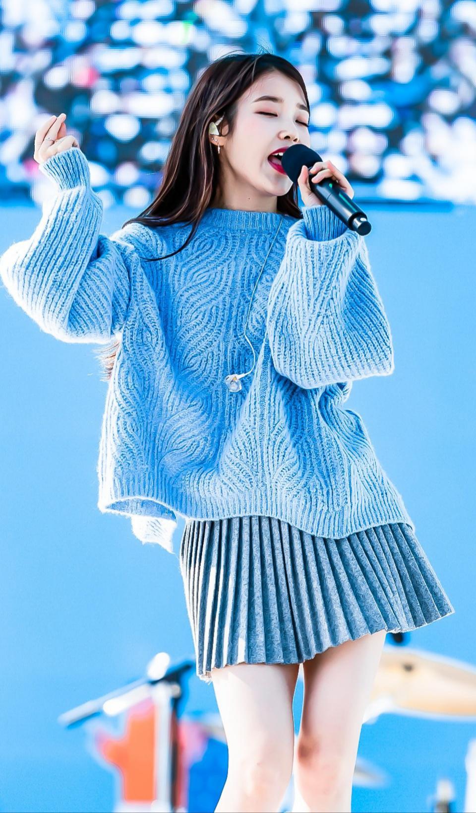 IU李智恩现身米兰，身穿军绿色风衣，是印象中的初恋脸没错了