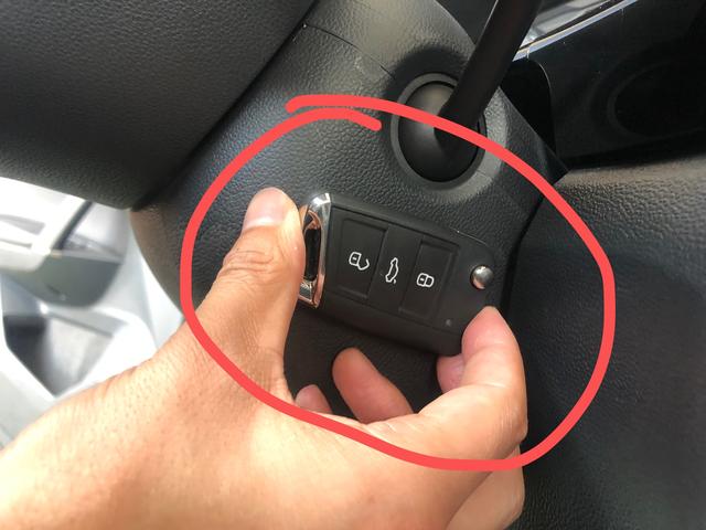 迈腾没电了机械钥匙也打不开,迈腾车钥匙没电咋开门