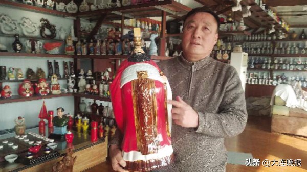 大连三十里堡有一位全国对瓶居酒器收藏家，他用2万只空酒瓶建起博物馆