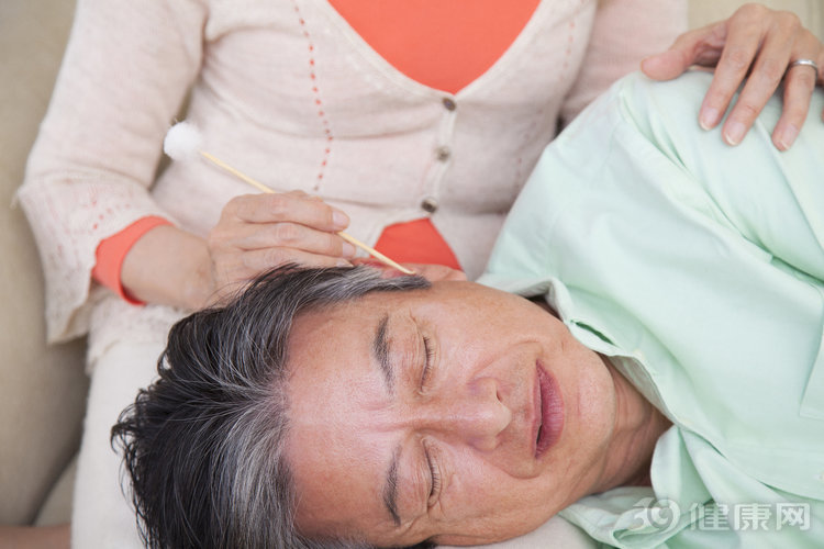 油耳朵和干耳朵哪个更健康,正常的耳朵和油耳的区别