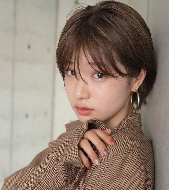 减龄气质超短发发型,女生一定要尝试的发型成熟短发