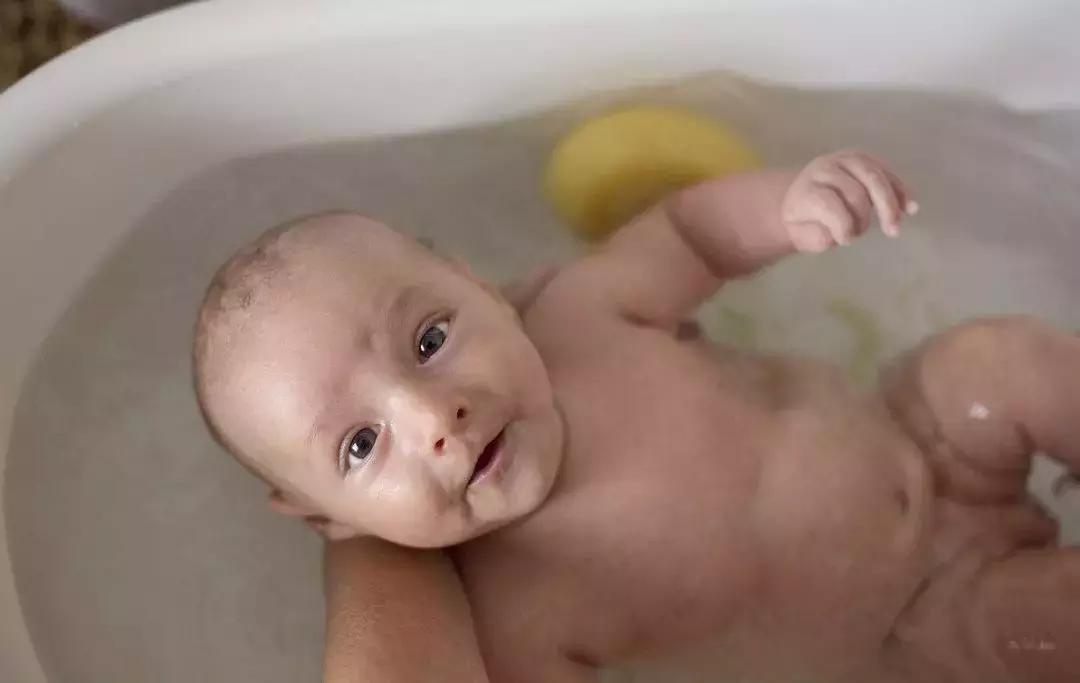 脐带还没脱落的宝宝怎么洗澡,婴儿脐带还没脱落怎么洗澡