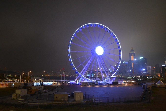 世界将我包围下一句,世界将我包围演唱