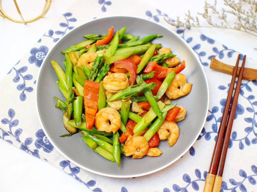 芦笋炒虾仁应季菜品,清脆爽口,女人常吃越来越苗条