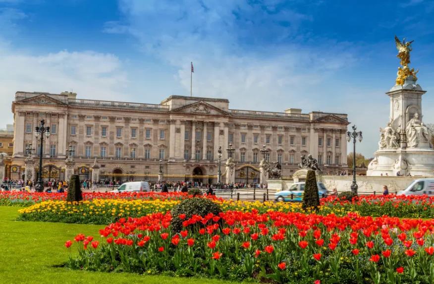 当王室成员打开大门在家里拍照时，我们才终可以一睹他们的豪宅