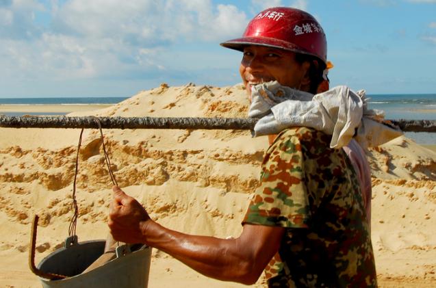 五一前拿到血汗钱,251名工人喜笑颜开,一起呵护最可爱的人