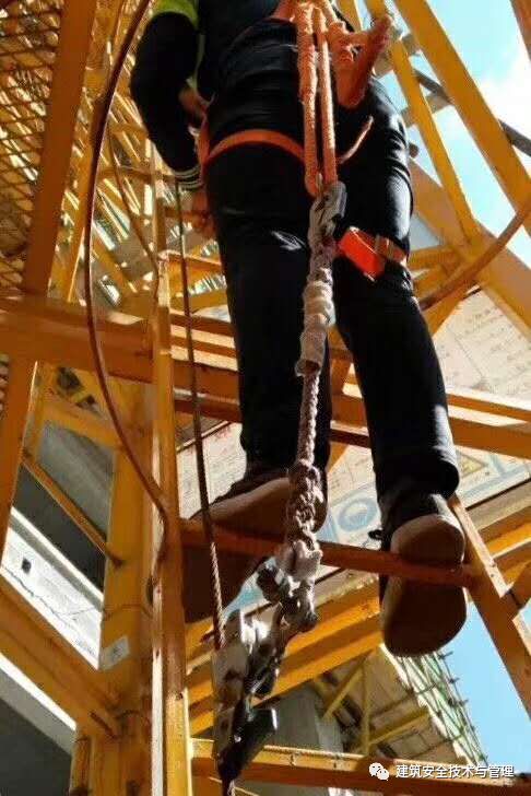 高处作业安全带的拴挂方法是什么,防坠落安全带正确系法
