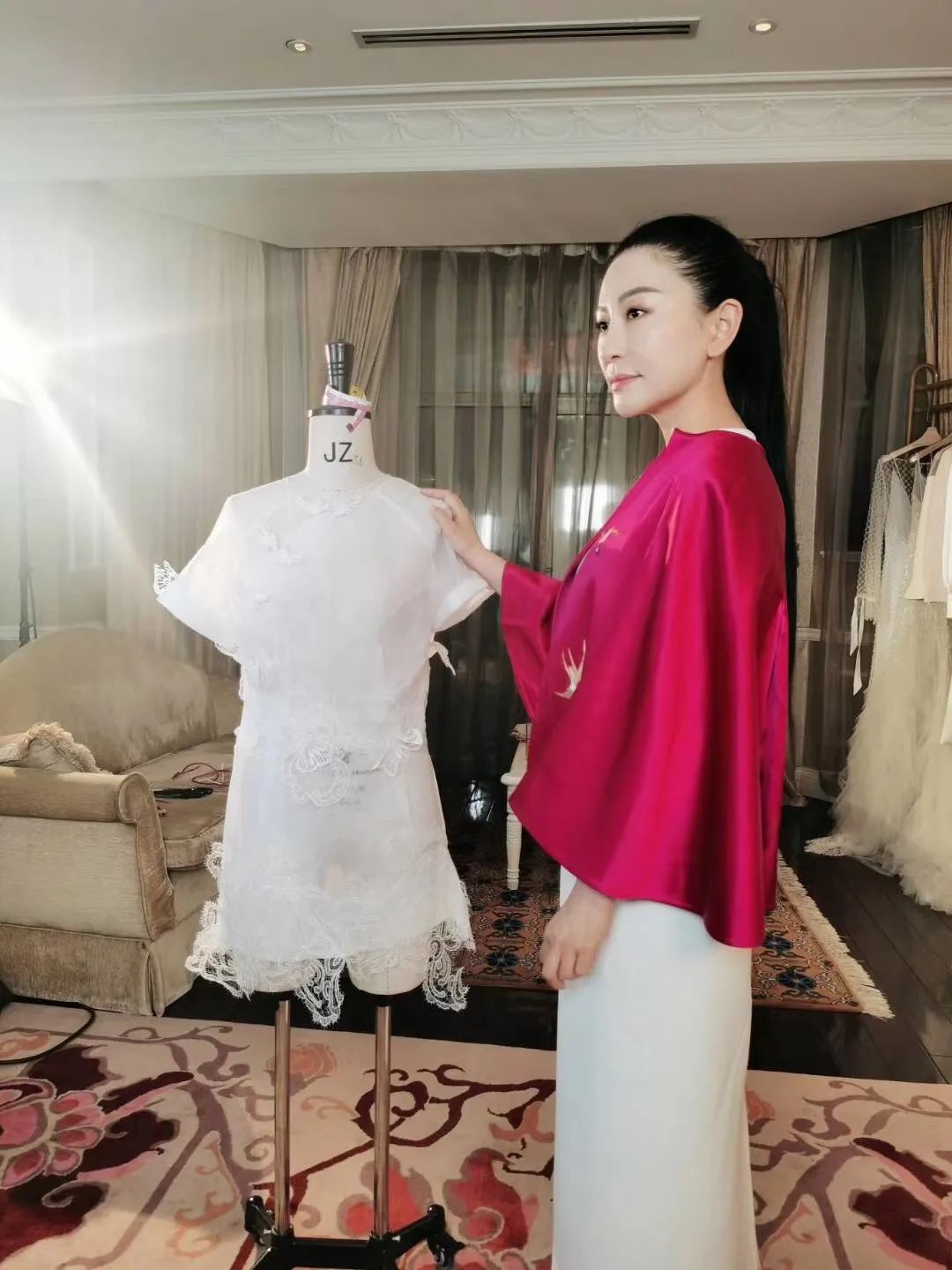 兰公子变身“巧手神探”百乐门老板娘｜纸上刺绣，别具匠心