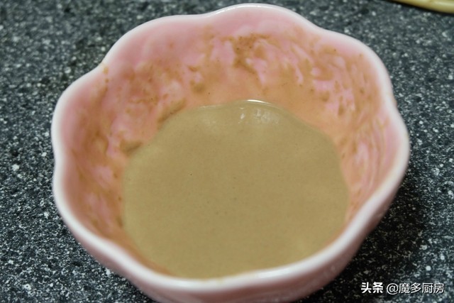 西葫芦凉拌更美味，不用焯水直接拌，麻酱汁一浇，又脆又嫩真好吃