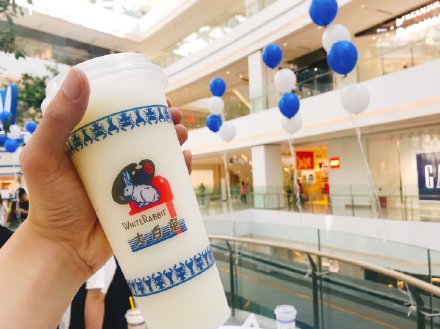 60岁的大白兔，开起了奶茶店，比喜茶还火爆：你喝过了吗？