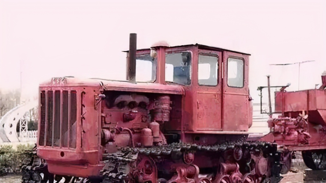 中国拖拉机和印度拖拉机拔河,东方红拖拉机对阵印度拖拉机