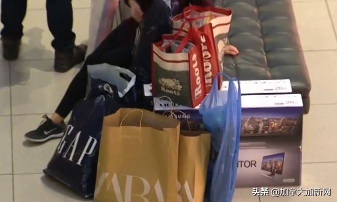 黑五狂抢开始！机场outlet堵爆温哥华华人凌晨排队全买疯了