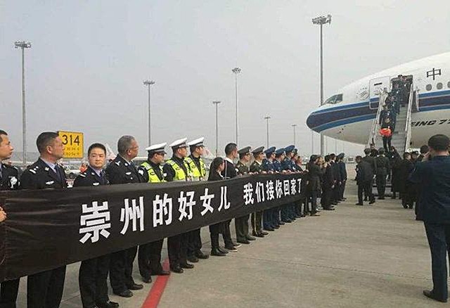 金孔雀余旭的最后一程:36万群众手捧菊花送别,墓前4架飞机模型