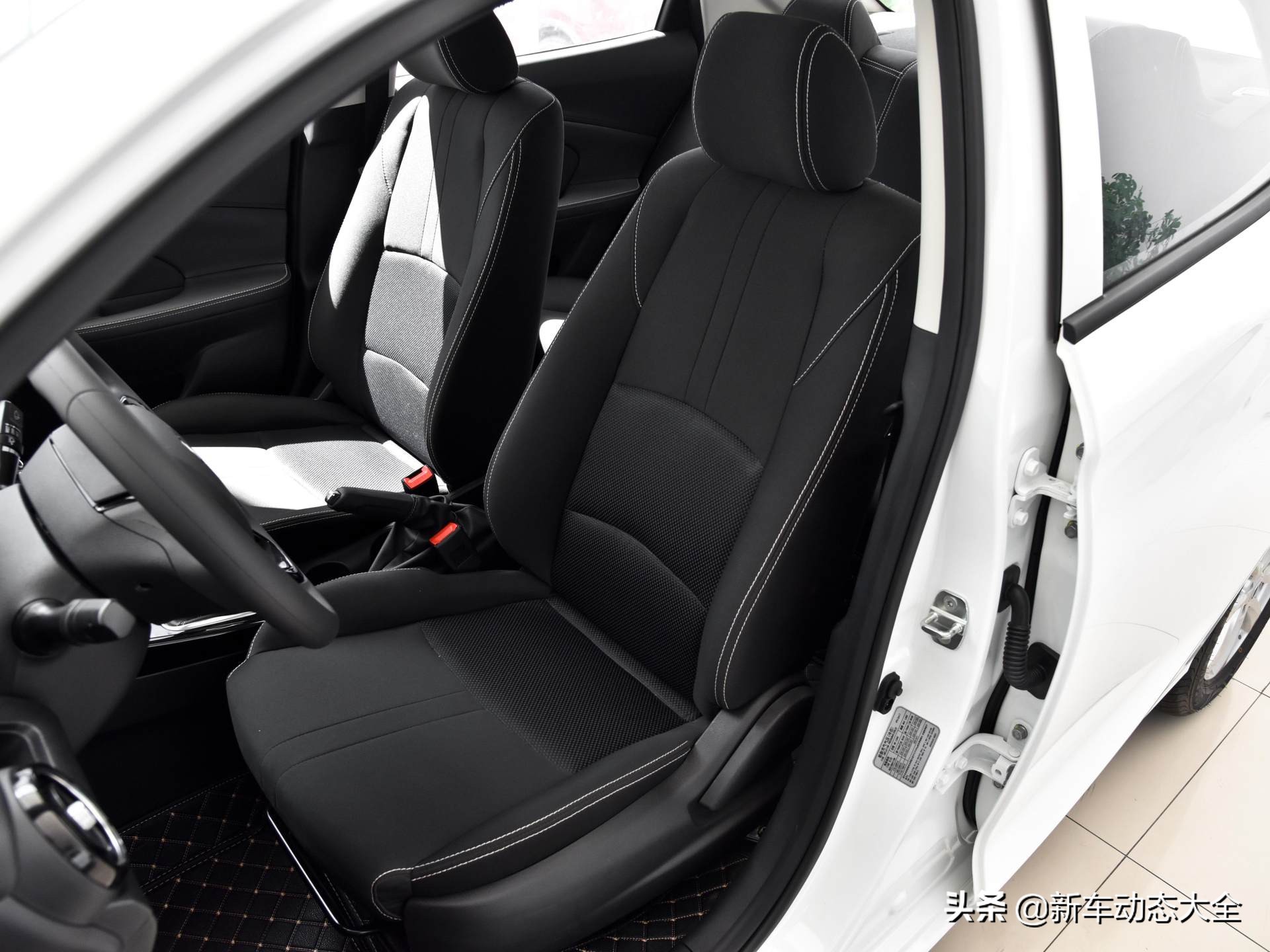 价格便宜还好停车,保养成本低油耗低,实拍悦翔