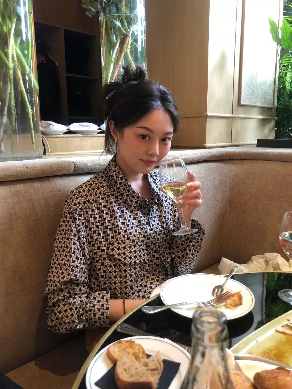 iu发型图片中短发,慵懒韩式低马尾丸子头iu