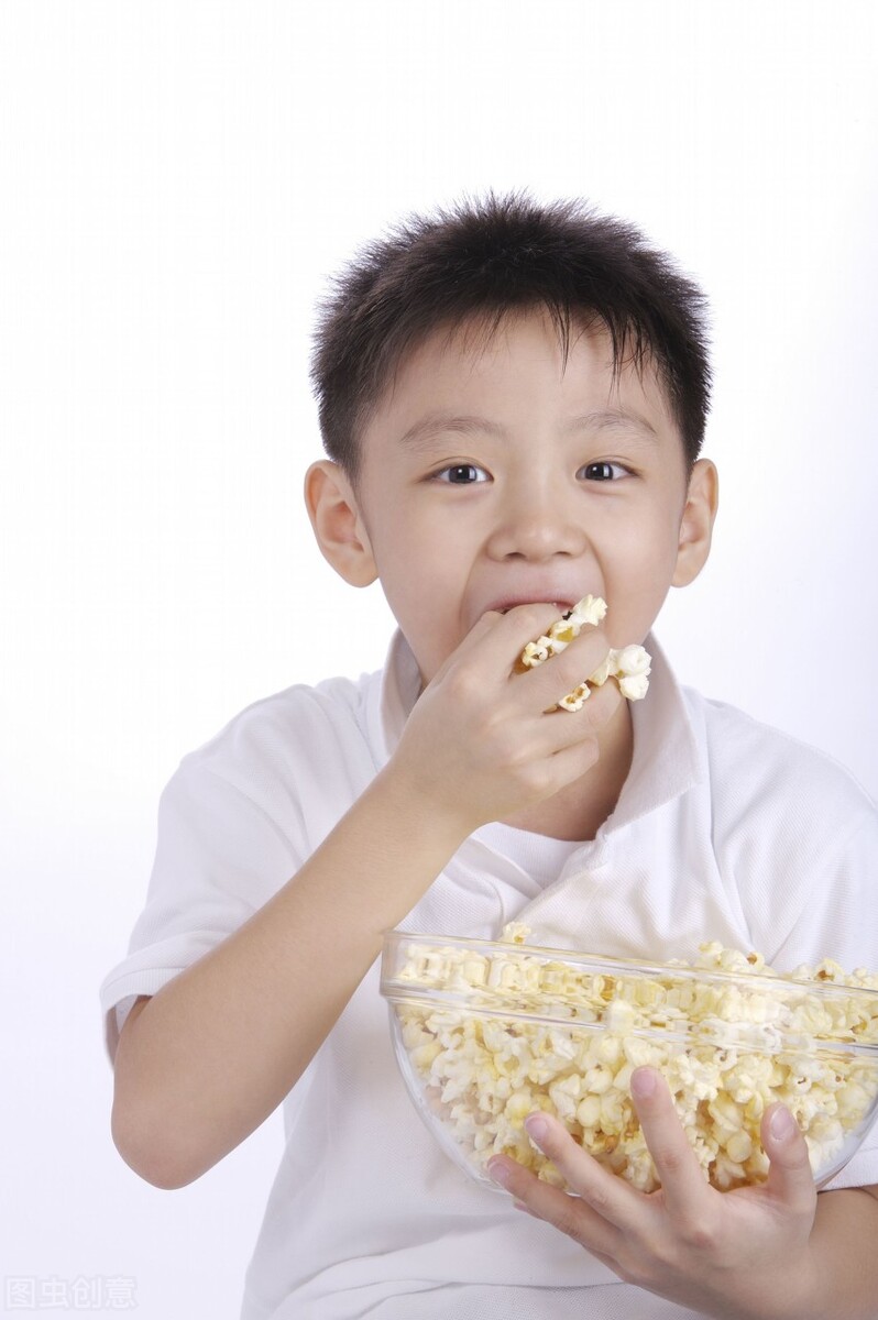 穿恨天高坐地铁的社死现场,两位男士都不忍看这次“崴脚表演”