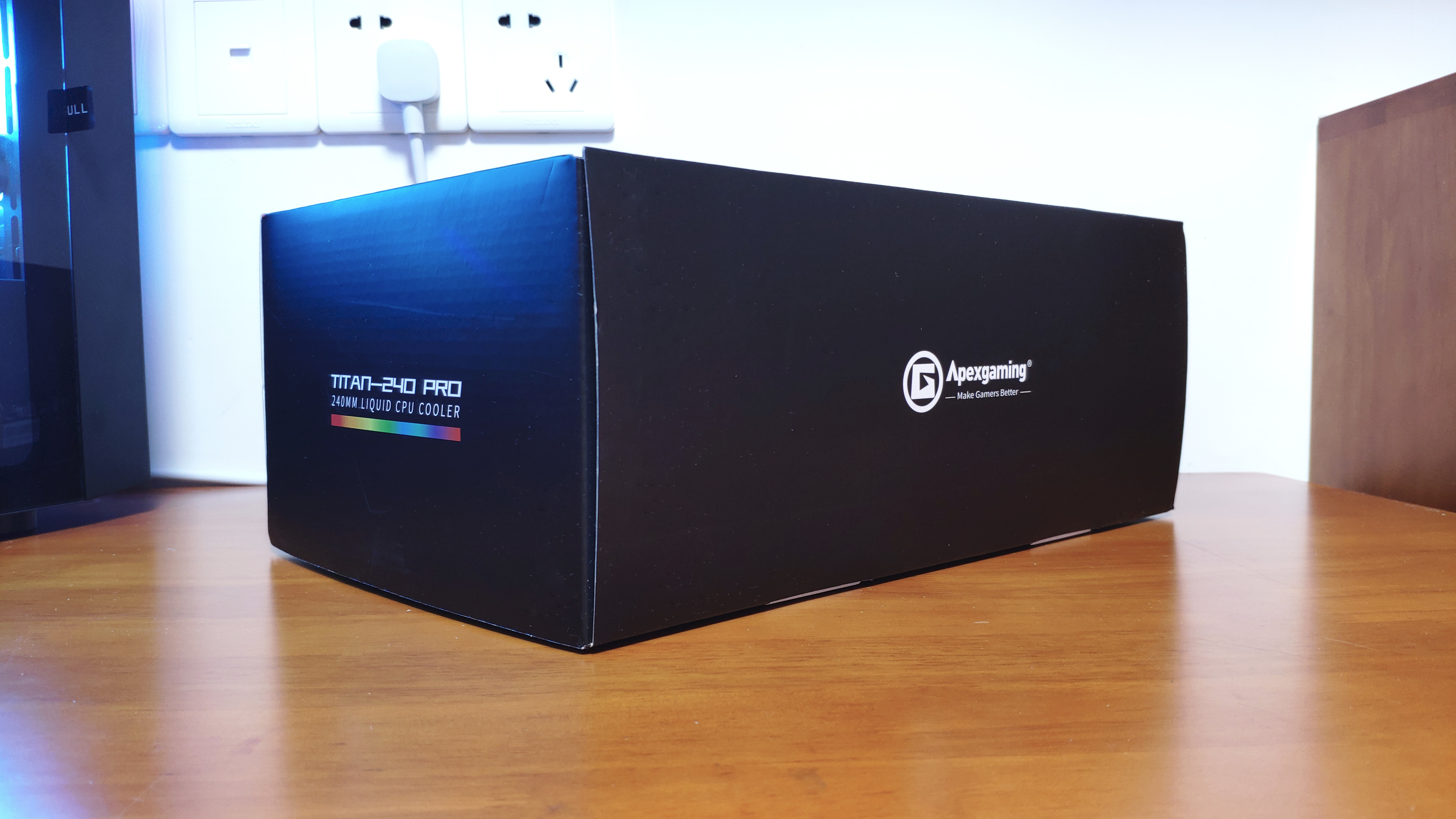 温度把握得住，PWM冷头带温显，艾湃电竞TITAN240PRO水冷装机