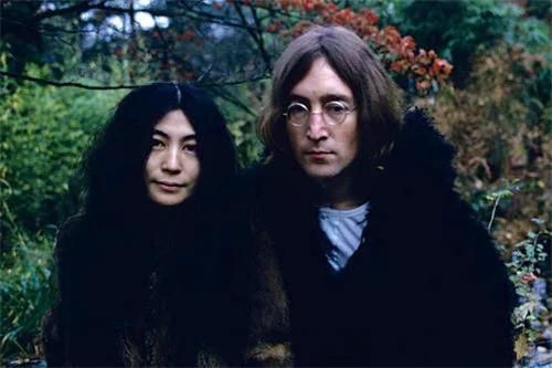 女艺术家剪碎衣服,日本艺术家给路人剪刀剪衣服