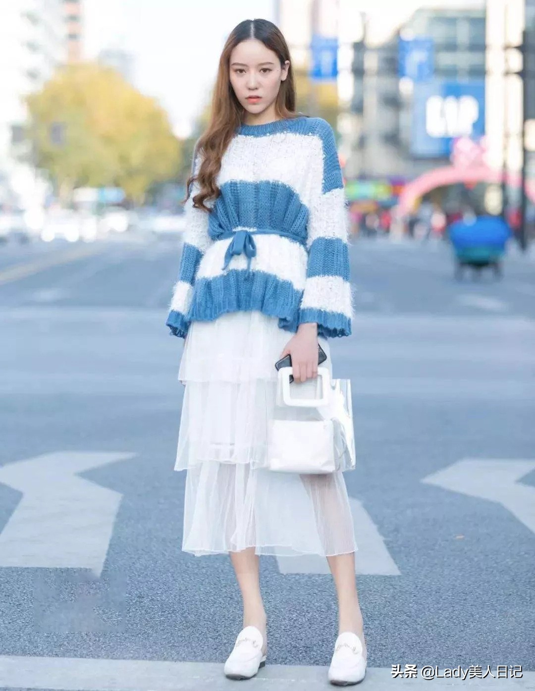 春天衣柜必备温柔连衣裙,你的衣柜应该有几条牛仔连衣裙