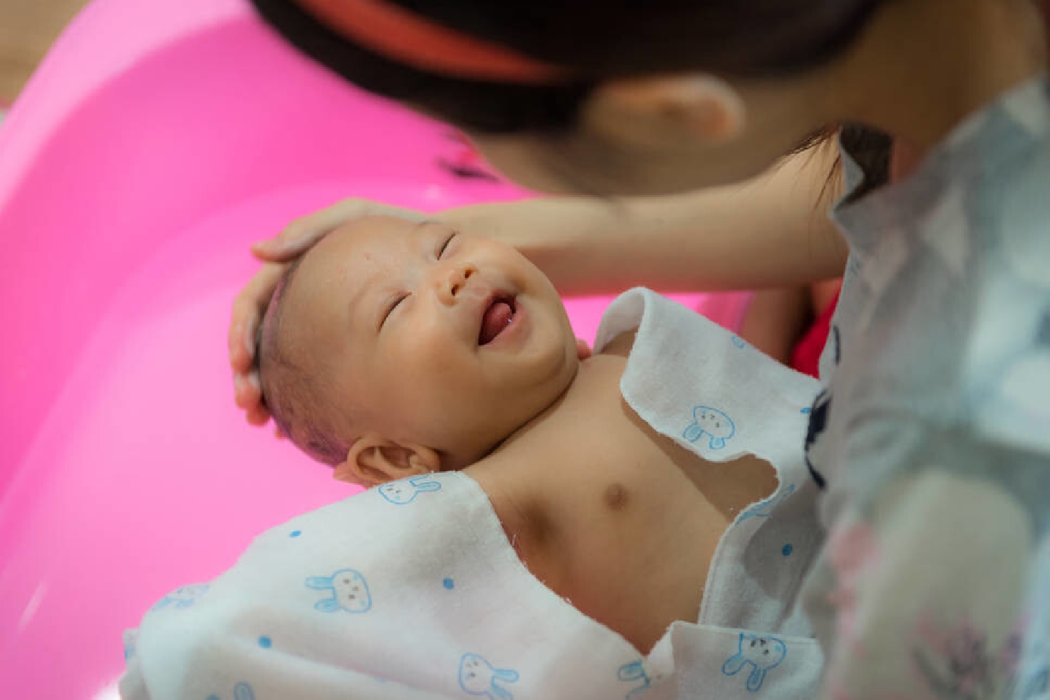 冬天多久给宝宝洗一次头比较合理,冬天浴霸正确使用方法