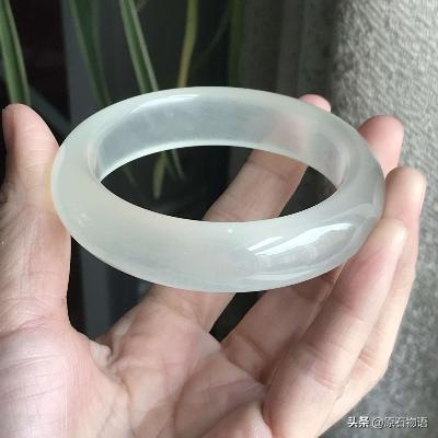 摔坏30万的玉镯赔多少钱,玉镯被打破赔了100万的玉镯