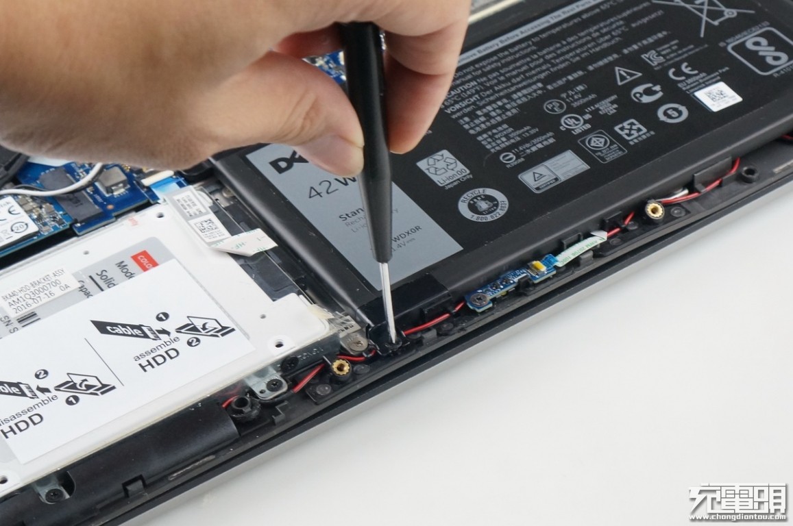 戴尔燃7000电脑换电池教程,戴尔燃7000换电池教程