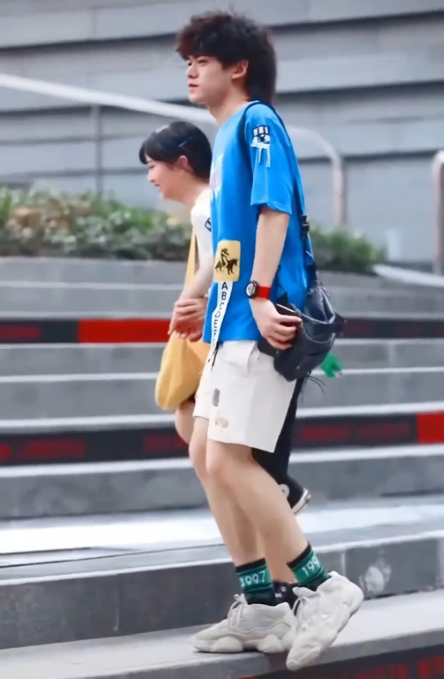 有一种配合叫“你的高帮,我的筒袜”,长度不够袜子来凑,腻甜