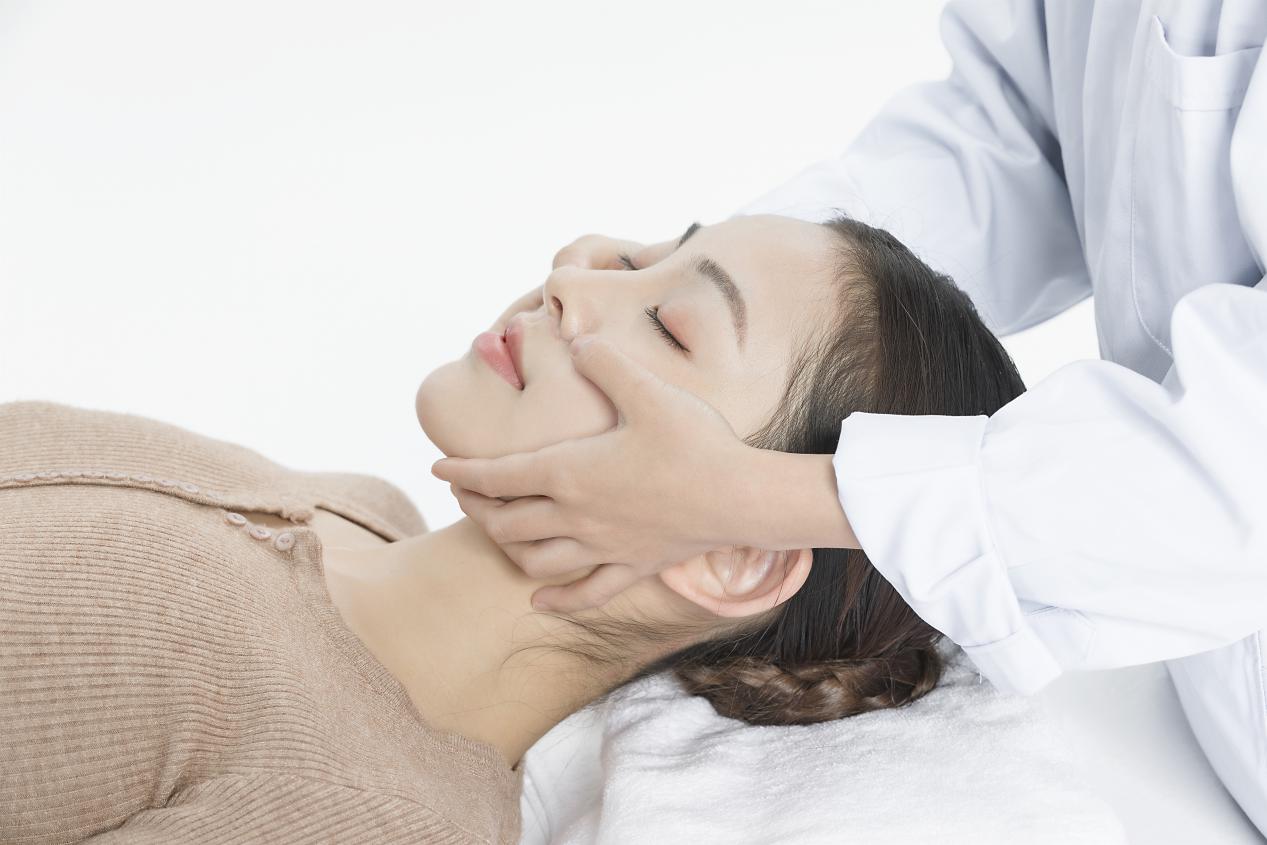 脸上长痘痘祛痘膏27岁,脸上长痘痘用了祛痘膏更严重了