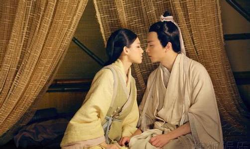 妻子上联:樱桃小口,齿椤椤,吞粗吐细,丈夫下联让她羞红了脸