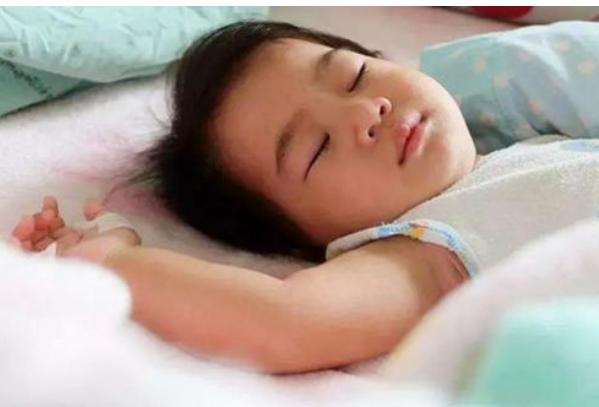 小朋友睡觉要不要枕头,孩子是否需要分床睡