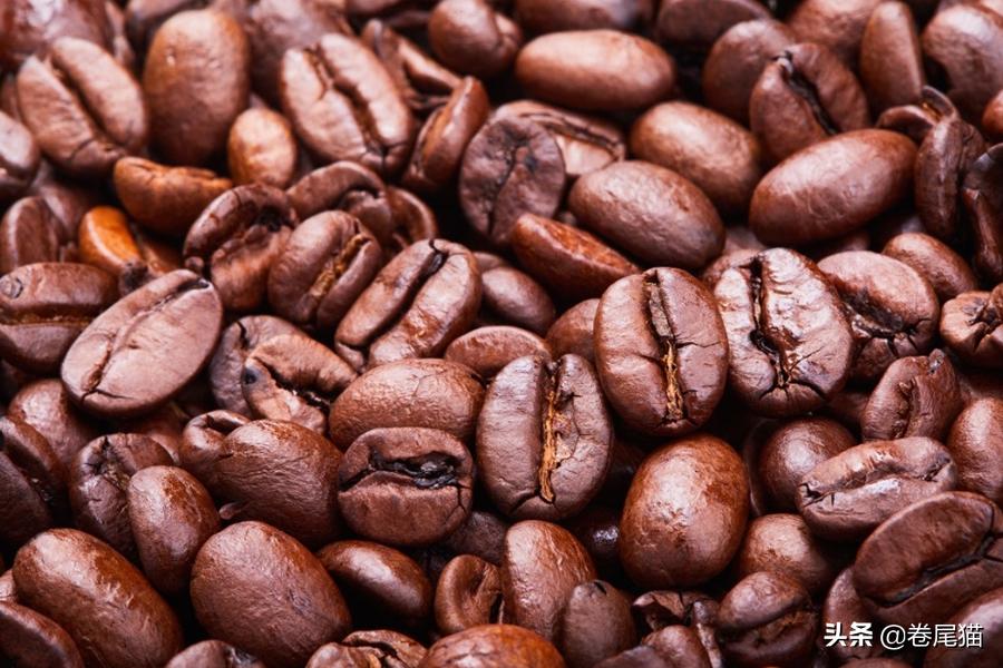 一杯咖啡带来夏日冰爽的快乐,香浓的咖啡希望这个冬天有惊喜