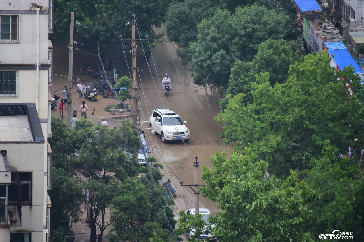 郑州遭遇特大暴雨冲走人视频,郑州曾被暴雨击中的24小时