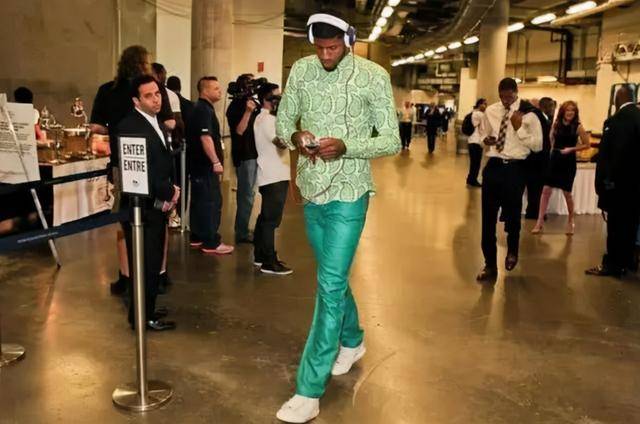 杜兰特穿太阳连帽衫球裤亮相,杜兰特穿西装在球场上瞎逛