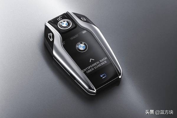 车钥匙被锁后备箱开锁,车钥匙被反锁在车内怎么开锁