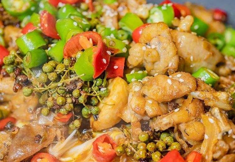 90后闺蜜在学校门口卖早餐，鸡架夹饼是特色，小学生看见走不动路