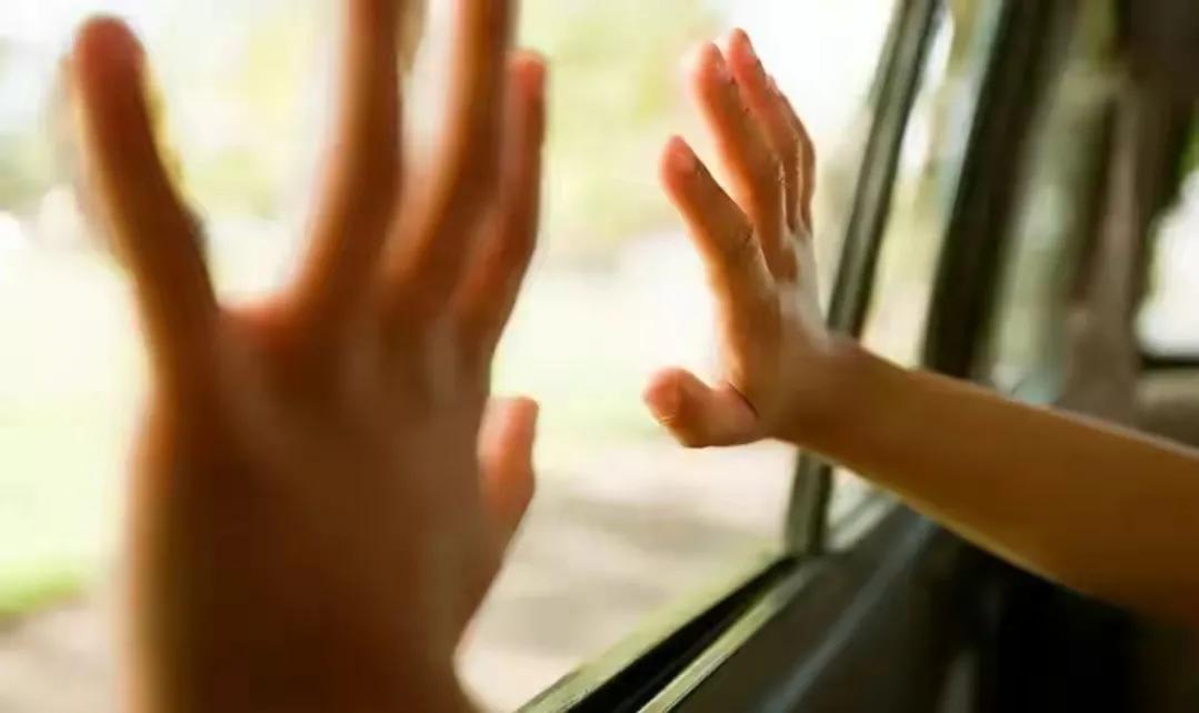 爸爸妈妈你们在哪里啊？快来救救我吧