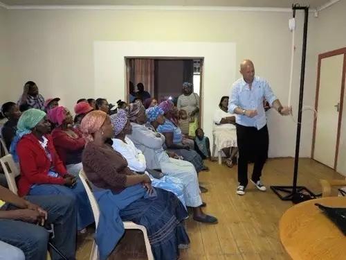 世界第一盏led灯,不用电就能亮的led灯泡