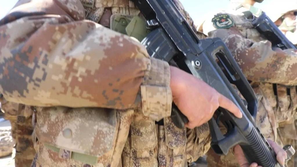 解放军特种部队配发的体能服,新式体能训练鞋配发到边防一线