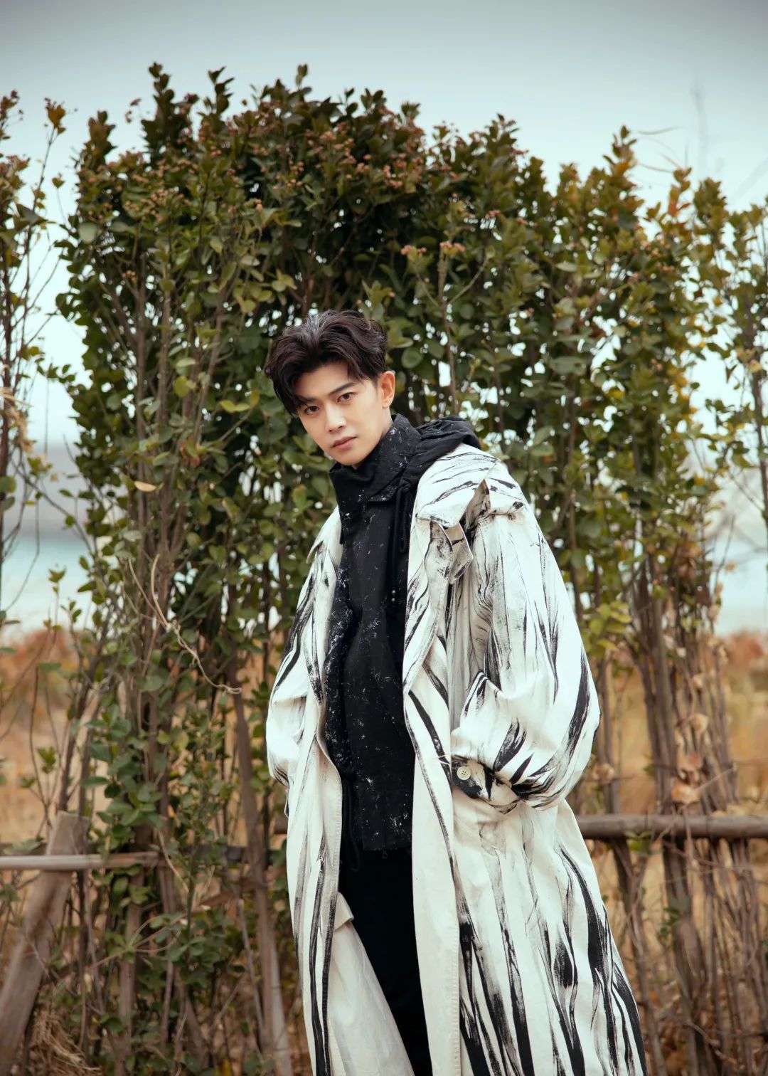 衣品超级好的男明星,王嘉尔穿的蔡徐坤同款衣服