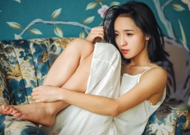 对男人专一深情重感情的女人,女人专情且长情男人多情且绝情