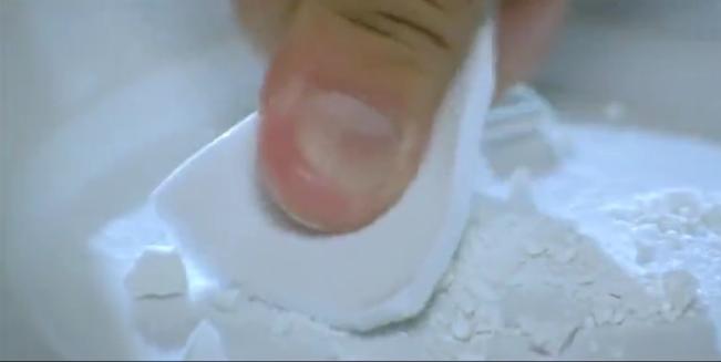 周润发介绍梁家辉赌圣搞笑片段,发哥梁家辉赌神经典片段