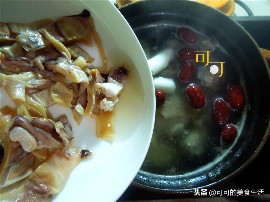 排骨汤加香菇和红萝卜,排骨汤加鱿鱼干