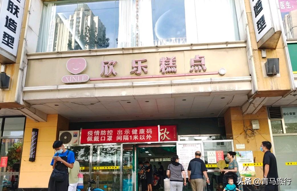 老字号排队买月饼人多 (实拍天津人排队买月饼)