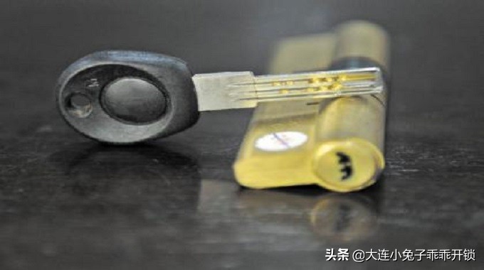 防盗门换锁好还是换锁芯好,防盗门换锁芯还是配钥匙