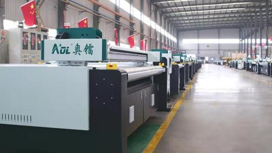 85后小伙卖衣服,山东小伙卖给外国人服装