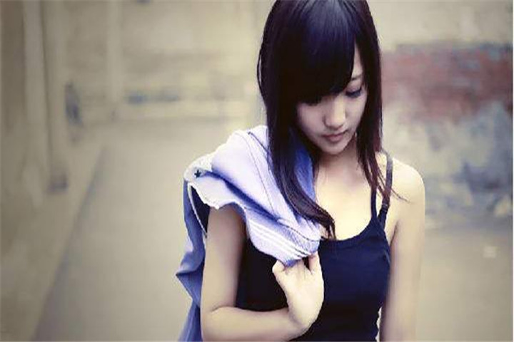 女孩第一次来月经妈妈怎么开导,12岁女孩第一次来月经会出现什么