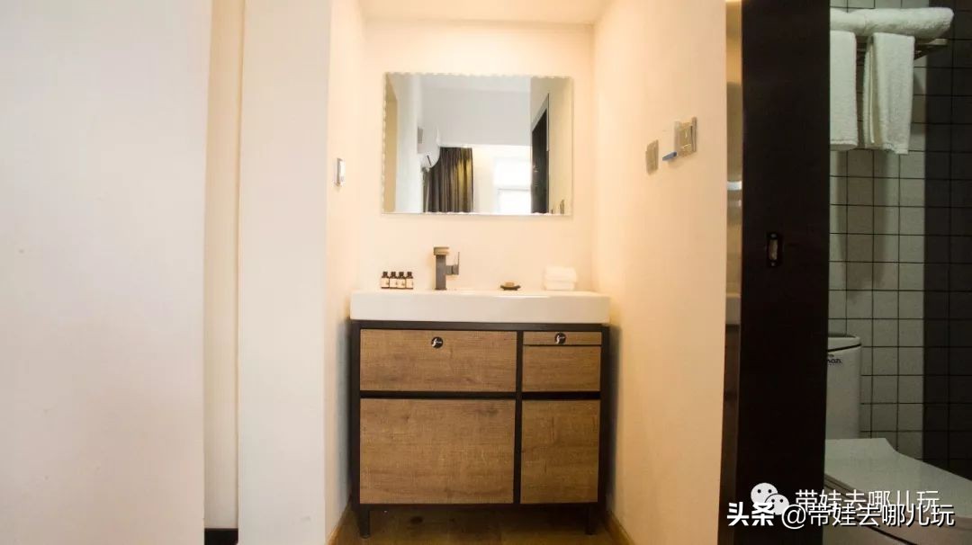 住别墅、滚草坪、躺在床上看电影，密云轻奢营地的花样玩法