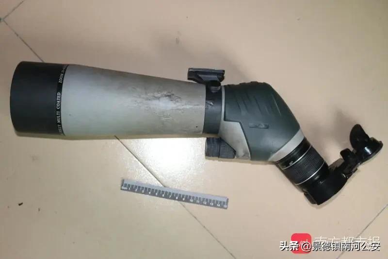 男子偷监控被监控拍全程,监拍男子深夜偷女士内衣